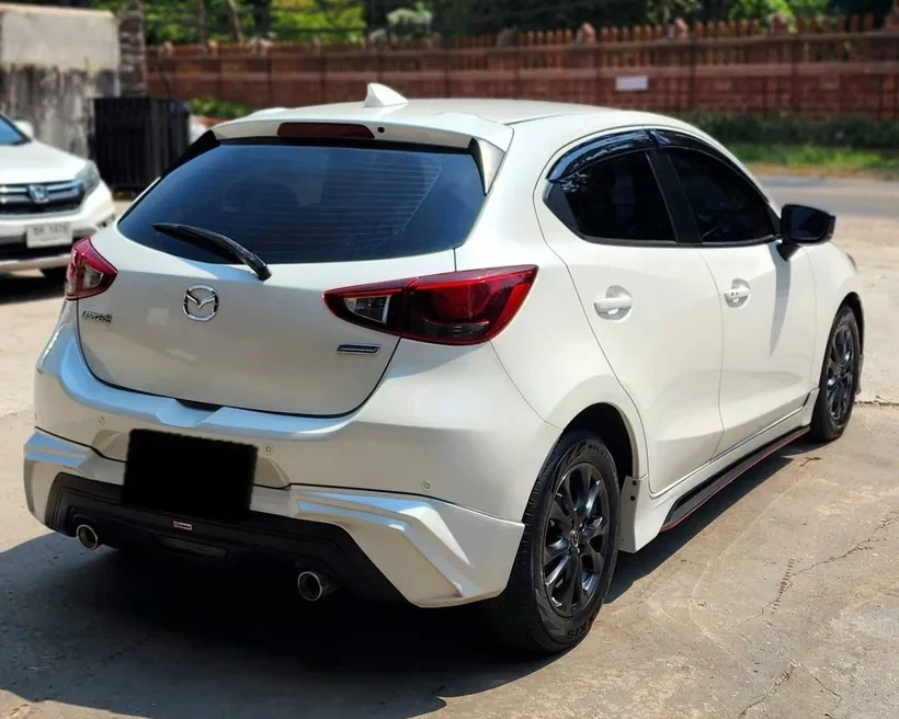 หลังเคลือบสีรถ Mazda 2 สีขาว เงางาม HyperLab ขอนแก่น