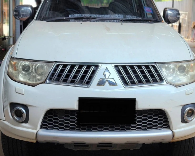 ก่อนขัดไฟหน้ารถ Mitsubishi Pajero Sport ฝ้าเหลืองขุ่น คาร์แคร์ HyperLab ขอนแก่น