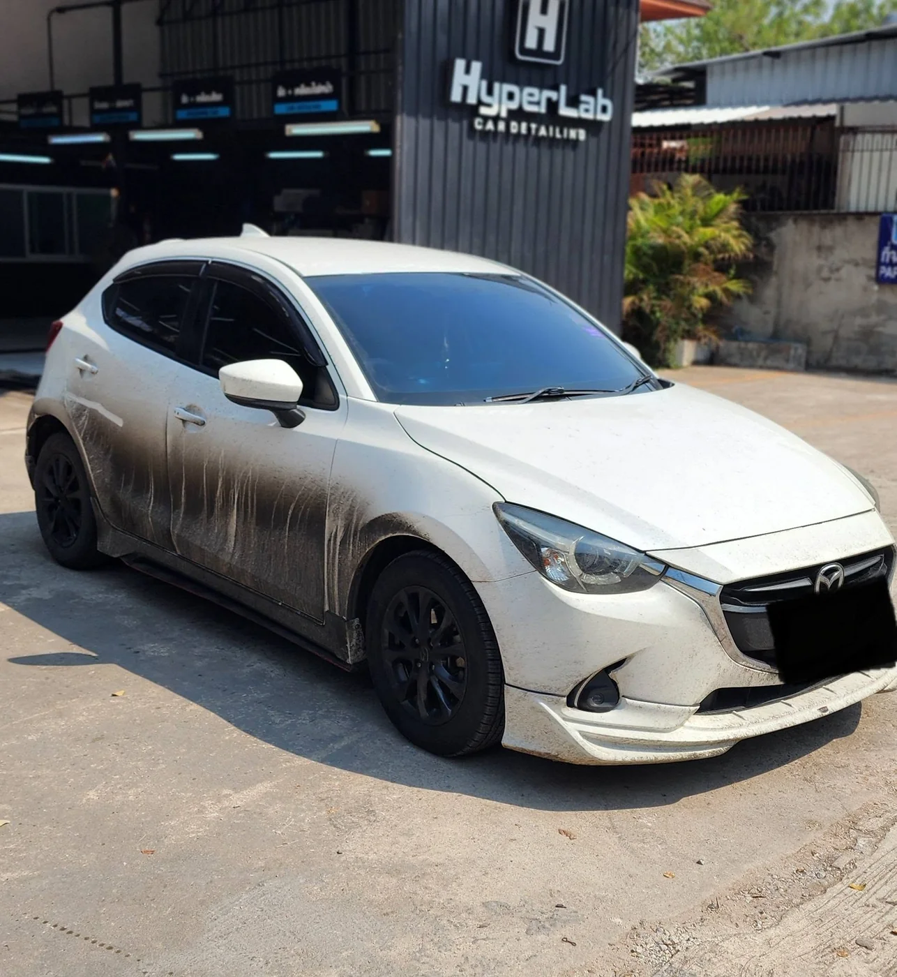 รถ Mazda 2 สีขาวเลอะคราบหนักเข้ารับบริการที่หน้าร้าน HyperLab Car Detailing ขอนแก่น