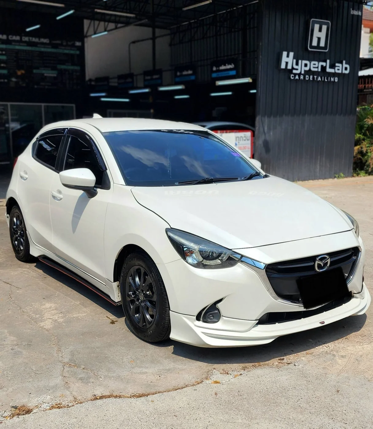 รถ Mazda 2 สีขาวสะอาดเงางามหลังบริการที่ HyperLab Car Detailing ขอนแก่น