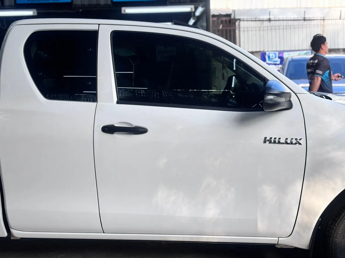 รถกระบะ Toyota Hilux สะอาดหลังลอกคราบยางมะตอย HyperLab ขอนแก่น