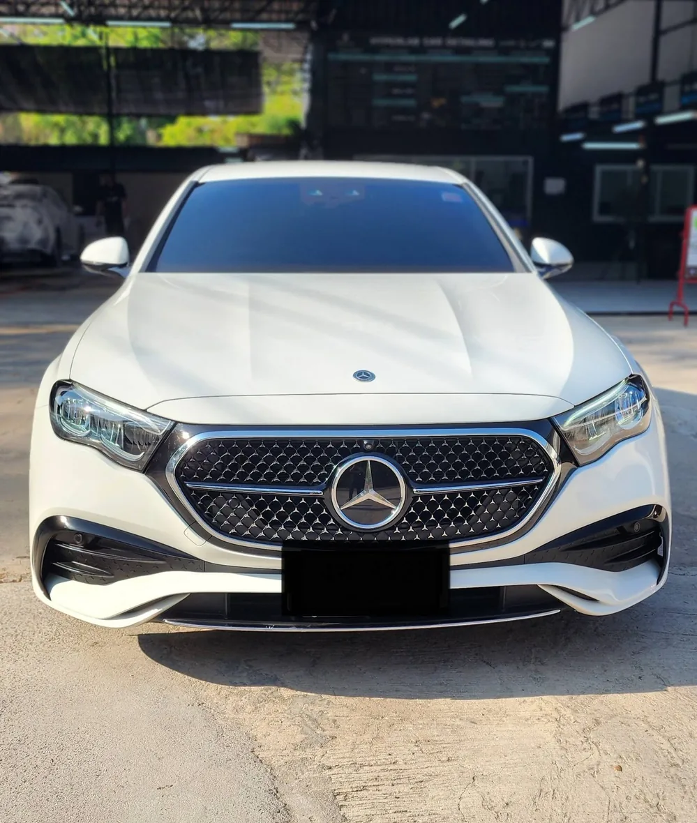 รถ Mercedes-Benz สีขาวสะอาดหลังลอกคราบยางมะตอย HyperLab ขอนแก่น